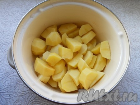 Картофель очистить, вымыть, разрезать на 4-6 частей, поместить в кастрюлю и залить водой. Варить картошку, посолив воду, до готовности (минут 25-30) на медленном огне.
