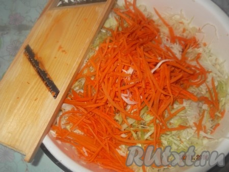 Морковку натираем на терке для корейской моркови.