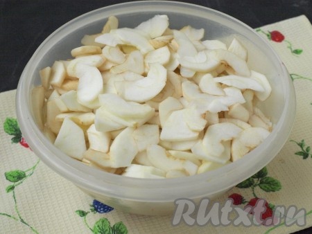 Яблоки нужно очистить от шкурок, удалить сердцевины. 700 грамм очищенных яблок нарезать на тонкие ломтики, полить лимонным соком, перемешать и отставить, пока будем заниматься тестом.