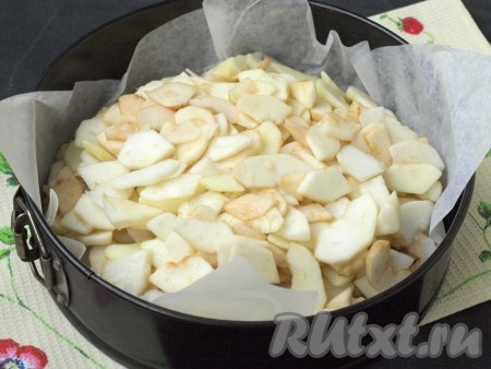 Высыпать на тесто все яблоки, стараясь, чтобы ломтики не выходили за пределы теста.