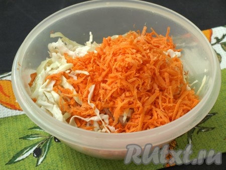 Тонко нарезать белокочанную капусту. Морковь очистить и натереть на средней тёрке.