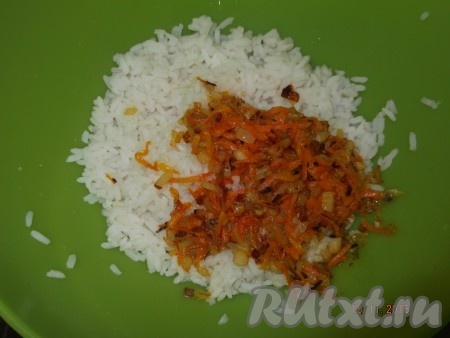 Обжариваем лук с морковью на сковороде с добавлением подсолнечного масла до золотистого цвета и высыпаем готовую зажарку к нашему рису.
