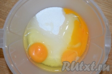 Для приготовления теста взбить яйца с сахаром.