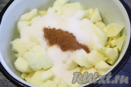 Выложить яблоки в сотейник или кастрюльку, добавить сахар, корицу и воду.