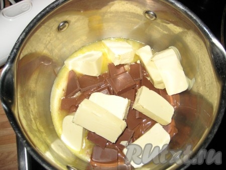 Шоколад поломать, масло порезать и положить с шоколадом в кастрюлю, поставить на медленный огонь, помешивать.