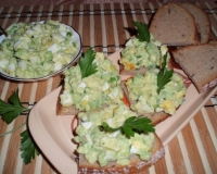 Бутерброды с авокадо и яйцом