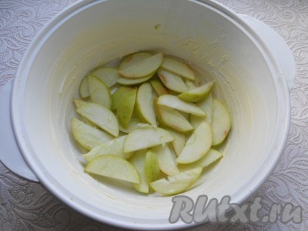 Яблоко нарезать дольками и выложить в хорошо смазанную сливочным маслом форму (форму для этой шарлотки берите небольшую), предназначенную для приготовления в СВЧ.
