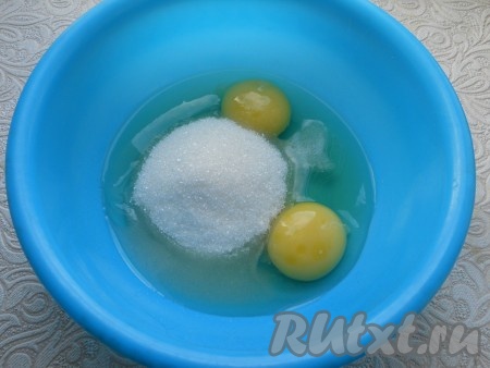 К яйцам добавить сахар и щепотку соли.