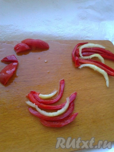 Из красного болгарского перца надо сначала вырезать детали для оформления петушка (у меня еще был кусочек зеленого перца). 
