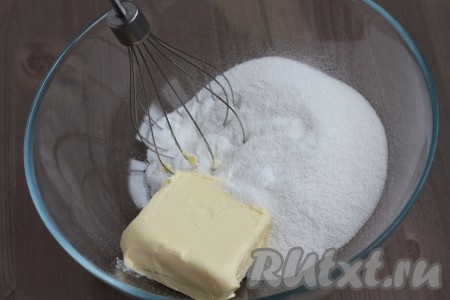Взбить размягченное сливочное масло с сахаром.
