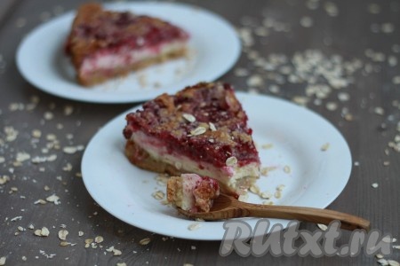 Пирог с творогом, ягодами и овсянкой готов, можно подавать на стол. А вот такой пирог в разрезе
