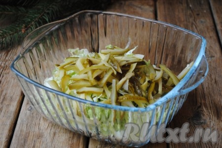 Солёные (или маринованные) огурцы нарезать соломкой и выложить к пекинской капусте. 