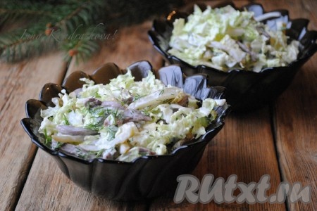 Очень вкусный салат с куриными сердечками и солеными огурцами готов, раскладываем его по салатницам и подаём к столу. 