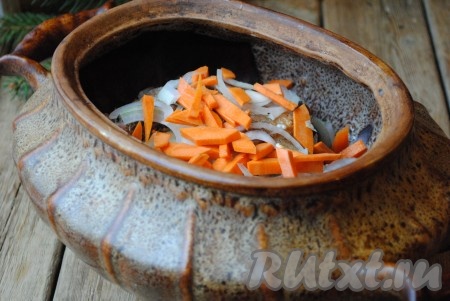 Лук нарезать полукольцами, морковь - соломкой или брусочками, выложить овощи в горшочек поверх гуся. 
