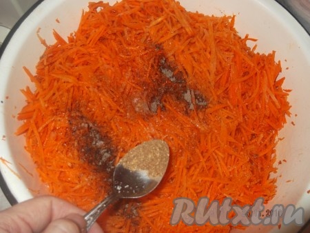 и кориандр. Хорошо перемешиваем руками и слегка мнем нашу морковь, чтобы она пустила сок. Оставляем так на 25 минут.
