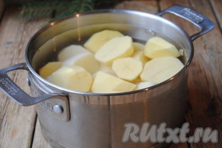 Разрезать каждую картофелину на половину или на четыре части (в зависимости от размера картофеля). Сложить в кастрюлю, в которой будем варить, и залить чистой холодной водой, чтобы она полностью покрывала картошку.
