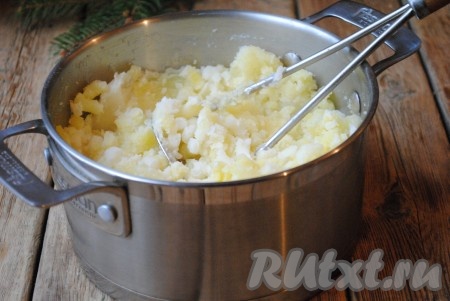 С готового картофеля слить воду, она нам не понадобится. Размять картошку толкучкой. 