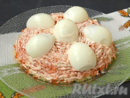 Яйца выложить срезом вниз на слой моркови и тоже смазать майонезом, для того чтобы лучше держался сыр.
