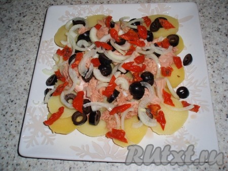 Вяленые помидоры мелко нарезать, добавить в картофельный салат с тунцом.
