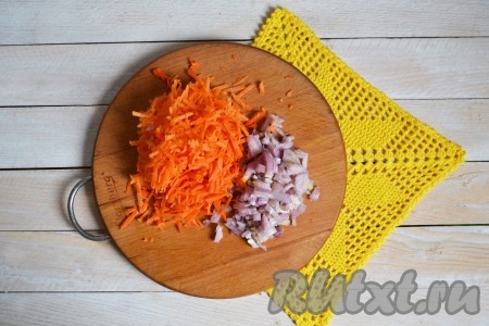 Очистить овощи. Лук нарезать мелкими кубиками, а морковь натереть на средней терке.
