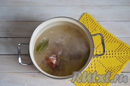 Добавить лавровый лист и молотый душистый перчик. Варить фасолевый суп с копчеными ребрышками 10-15 минут с момента закипания.
