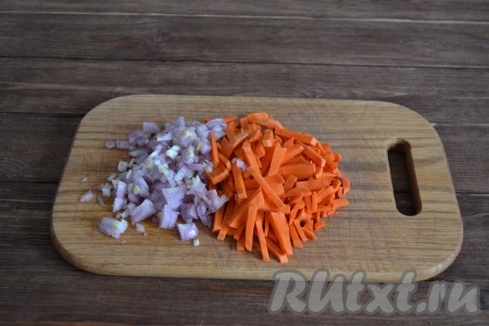 Очистить овощи. Лук нарезать мелкими кубиками. Морковь нарезать крупной соломкой. 