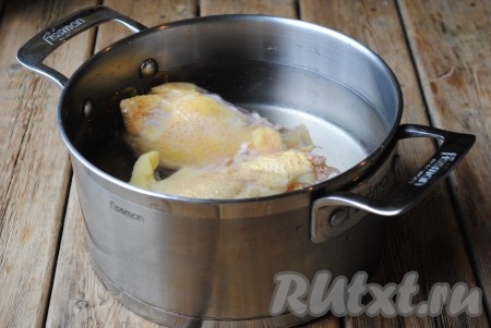 Курицу вымыть, разрезать на порционные кусочки. Бульон можно сварить из любой части курицы или даже из целой курочки, смотря сколько литров бульона Вы будете варить. Я использовала, так называемый, куриный суповой набор - это спинная часть куриной тушки. Мясо залить холодной водой и оставить минимум на 30 минут, чтобы избавится от сгустков крови. Затем воду слить, мясо поместить в кастрюлю и залить чистой холодной водой. Отправить кастрюлю на огонь. 