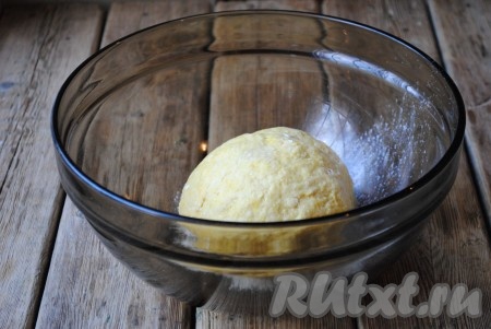 Замесить тугое, плотное тесто. Собрать его в шар, поместить в миску и затянуть пищевой плёнкой, чтобы воздух не проходил. Оставить при комнатной температуре на 30-40 минут. 