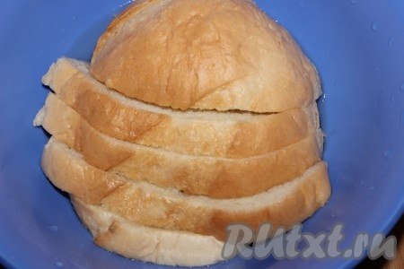 Белый хлеб на несколько минут замочить в холодном молоке или воде, затем отжать и с помощью вилки размять мякиш до однородного состояния.

