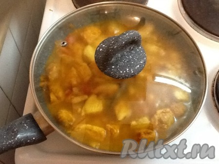 Добавить курочку в маринаде и готовить, помешивая, пока она не изменит цвет. Затем добавить воду кипяченую, соль и сахар, перемешать и накрыть крышкой. Довести до кипения, затем уменьшить огонь и тушить 10 минут.