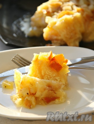 Необычный, вкусный, ароматный пирог из лаваша с творогом и яблоками готов.
