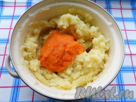Вернуть морковь в толченый картофель.