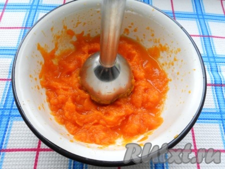Погружным блендером измельчить морковь до однородного состояния.
