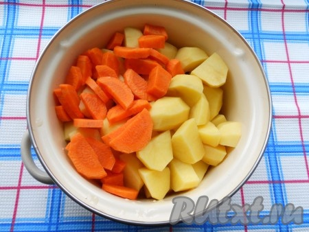 Картошку и морковь очистить. Картофель нарезать крупнее, чем морковь. Поместить нарезанные овощи в кастрюлю, залить водой, поставить на огонь. После закипания снизить огонь и варить овощи в подсоленной воде на слабом огне до готовности (в течение 30-35 минут).
