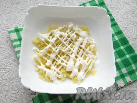 Отварной картофель очистить и натереть на крупной терке, выложить картофель первым слоем в салатник + майонез.