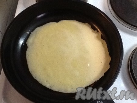 Добавить 5-6 ложек растительного масла в тесто и хорошо перемешать. Нагреть сковородку и выпекать блинчики, они пекутся без масла, можно только чуть смазать дно сковороды перед первым блином.