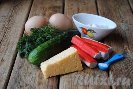 Ингредиенты для приготовления салата с крабовыми палочками, огурцом и яйцами