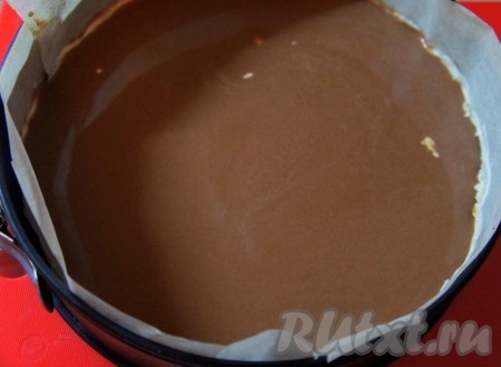 Шоколадный слой для чизкейка убрать в холодильник. Следите за шоколадом, ориентировочно через 15 минут он должен "схватиться". Он не должен быть жидким, но и не должен быть плотным. Дождитесь того состояния, чтобы вам удобно было выкладывать слой крема на торт.

Выложить шоколадный слой на сливочный, разровнять. Убрать шоколадный чизкейк в холодильник до полного застывания.