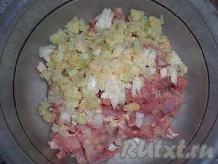 Луковицу измельчить, чеснок пропустить через пресс, добавить к нарезанному куриному мясу. Туда же добавить мелко нарезанную цветную капусту (замороженную предварительно разморозить).

