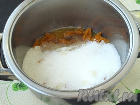 В кастрюлю к тыкве и цедре апельсина всыпать сахар и добавить сок, выдавленный из апельсина.
