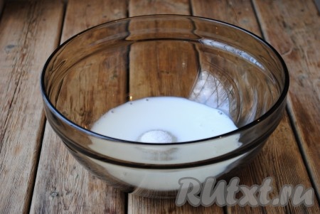 Молоко смешать с сахаром и отправить на огонь. Подогреть молоко, помешивая, до растворения сахара. Снять ёмкость с огня и дать молочному сиропу остыть. Чтобы ускорить процесс остывания, миску с сиропом можно поставить в холодную воду.