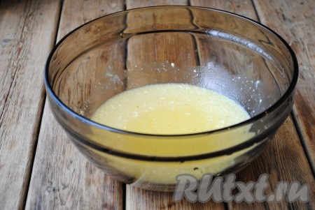 В масляно-яичную смесь влить остывший молочный сироп, хорошо взбить венчиком или с помощью миксера.
