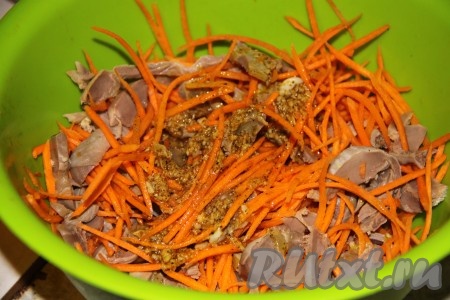 Залить кипящим маринадом морковь и куриные желудочки, перемешать и убрать на ночь в холодильник для пропитки.
