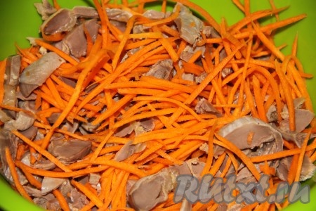 Очищенную морковь натереть на терке для корейской моркови и добавить к куриным желудкам.
