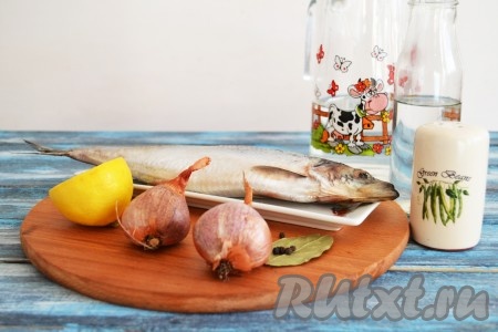 Подготовить необходимые ингредиенты для приготовления селедки, маринованной с лимоном и луком
