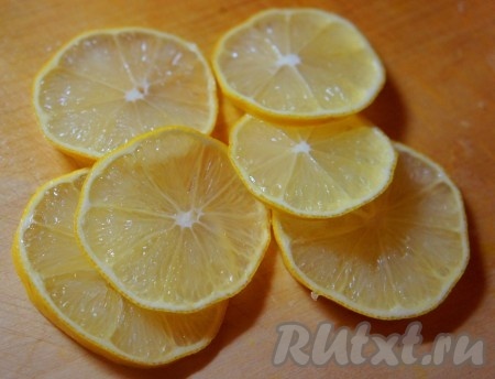 Нарезать тонкими "кружочками" лимоны.