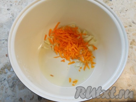Растительное масло налить в чашу мультиварки, выложить нарезанный репчатый лук и натертую на крупной терке морковь. Выставить программу "Жарка" на 15 минут. Периодически овощи перемешивать.