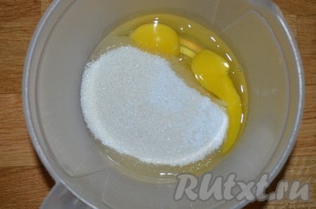 Сахар, яйца, соль и ванилин взбить в пышную массу.