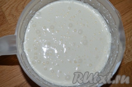 Кефир перемешать с содой, оставить на 5 минут. К яичной массе добавить сливочное масло и кефир с содой, взбить до однородности.
