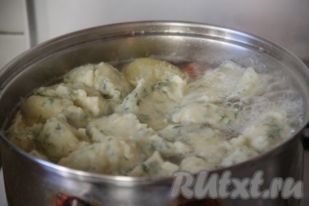 Когда картофель будет готов, набирая ложкой получившееся тесто, опускать его в суп с фасолью. Варить суп с клецками на небольшом огне под крышкой минут 10. В конце добавить зелень, соль, перец и лавровый лист по вкусу. Довести до кипения и выключить.